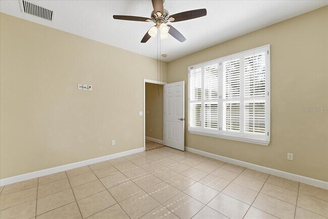 Building Photo - 950 E Broadway St