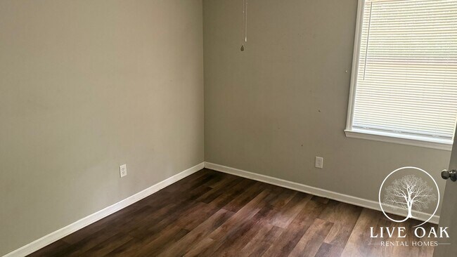 Building Photo - MOVE-IN SPECIAL: $500 OFF 1st MONTH'S RENT!**