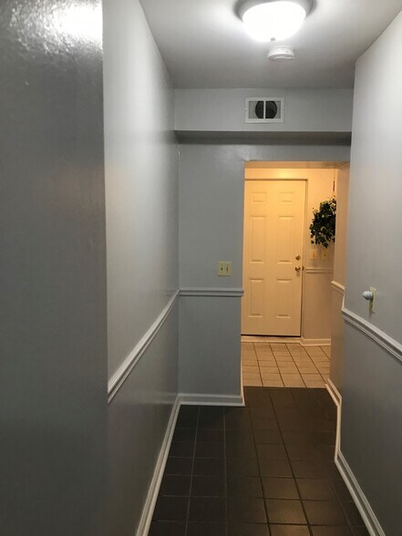 Building Photo - 1027 Simpson Ave
