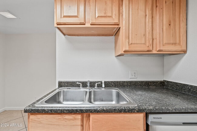 Building Photo - 612 S Allred Dr
