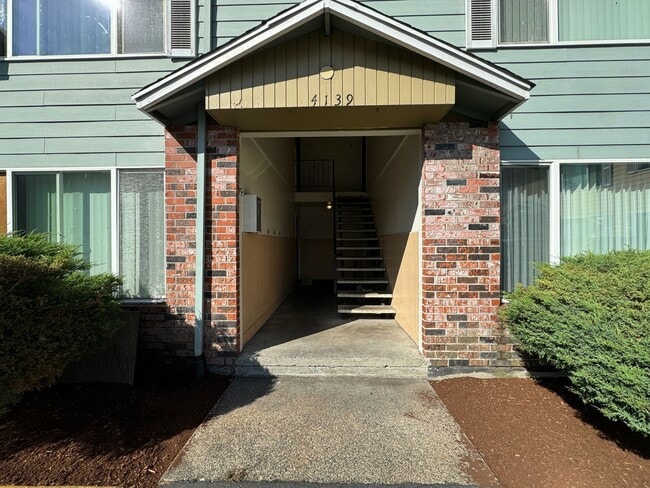 Building Photo - **$750 DEPOSIT + FREE FIRST MONTH'S RENT**Updated Top Floor Unit in Creston-Kenilworth Neighborho...