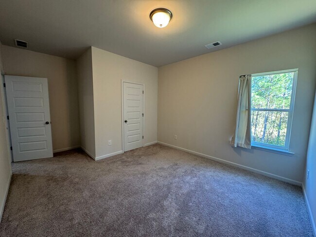 Building Photo - Newer 3/2.5 House in Armuchee- $1,995