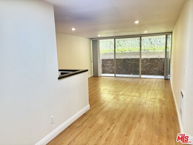 Building Photo - 6526 Ocean Crest Dr