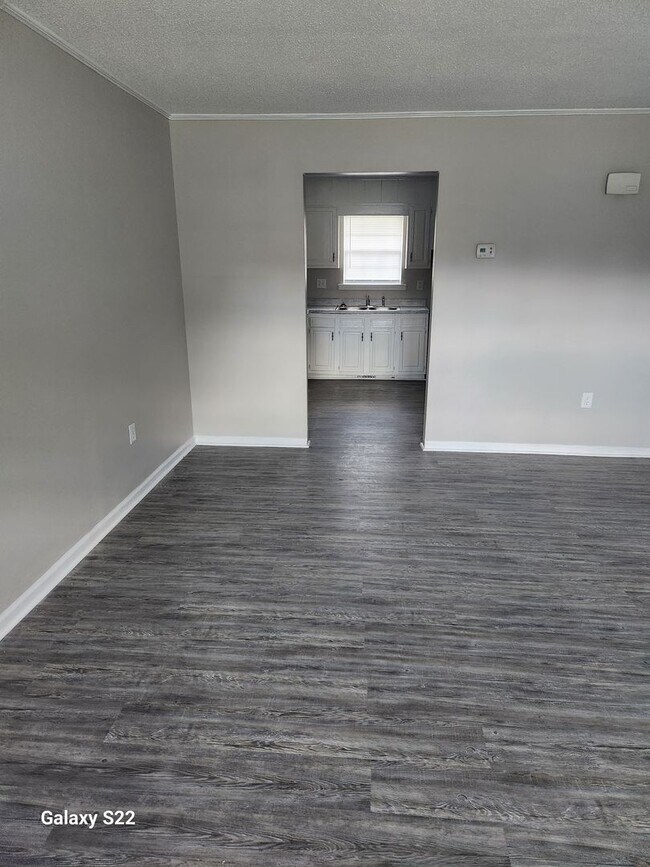 Building Photo - Two Bedroom, One Bath Apartment for Rent