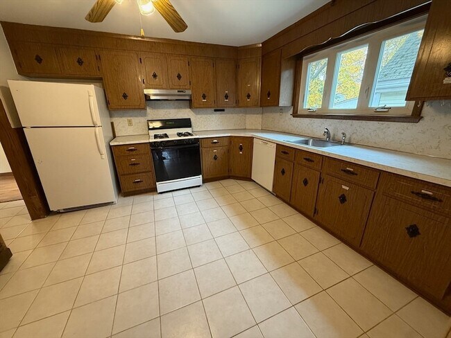 Building Photo - 87 Bartlett St