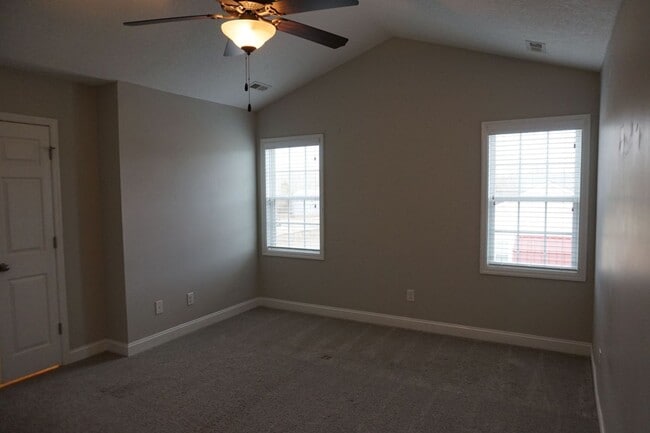 Building Photo - 3 Bedroom 2.5 Bathroom home located in Rogers Farm in Hubert!
