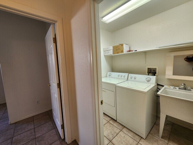 Building Photo - Charming Single-Story Pulte Home in a corn...