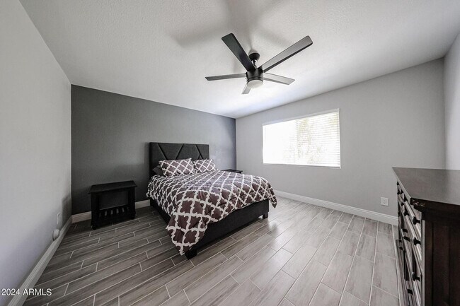 Building Photo - 11207 S Iroquois Dr