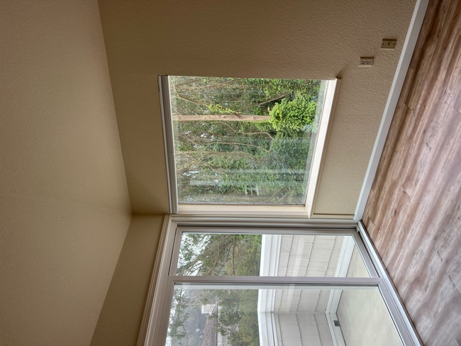 Building Photo - 425 Mountain View Dr