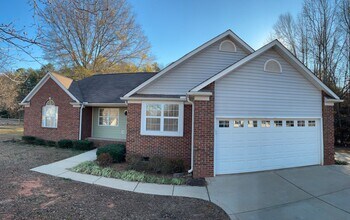 Building Photo - AVAILABLE NOW! 3 Bedroom 2 Bath Home on over 1 Acre in York with Clover Schools