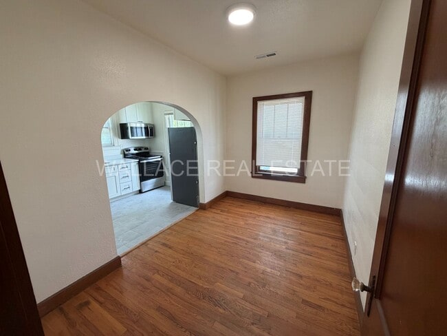 Building Photo - CHARMING 2 BEDROOM APT NEAR THE LOVELY MARYVILLE COLLEGE CAMPUS!!