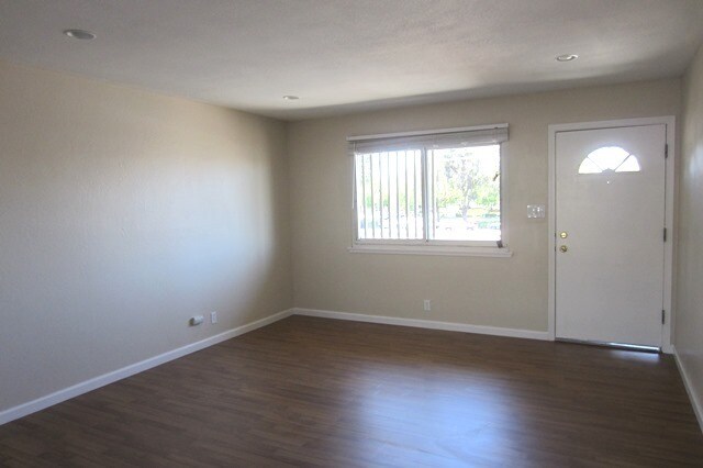 Building Photo - Spacious Remodeled Upstairs Apartment, 2 Bathrooms, Garage Plus 1, A/C, Balcony!