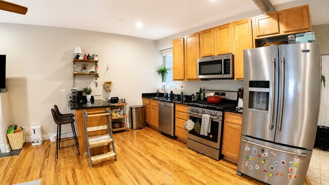 Building Photo - 4823 N Sawyer Ave