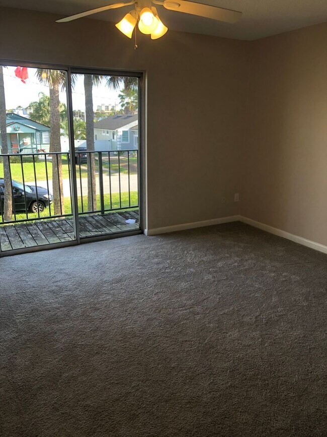 Building Photo - 2 Bed 1.5 Bath Townhome Located in Jacksonville Beach - Fenced in Yard!