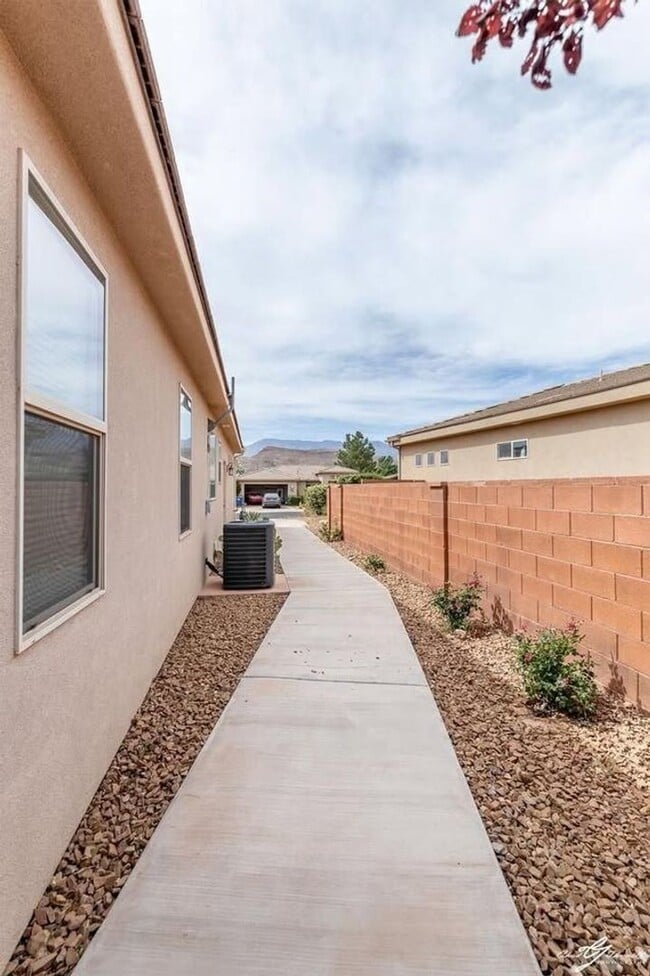 Building Photo - 4 Bedroom Single-Level Home In Hurricane
