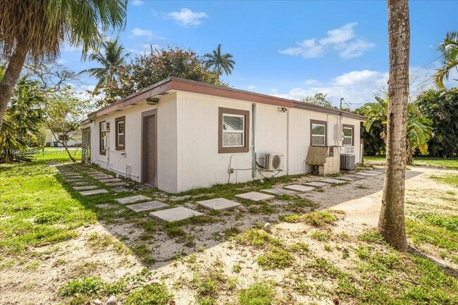 Building Photo - 4421 SW 73rd Terrace