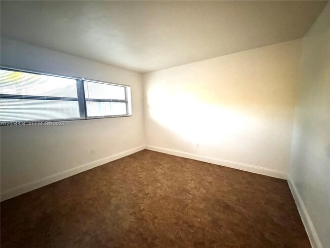 Building Photo - 1525 NE 135th St