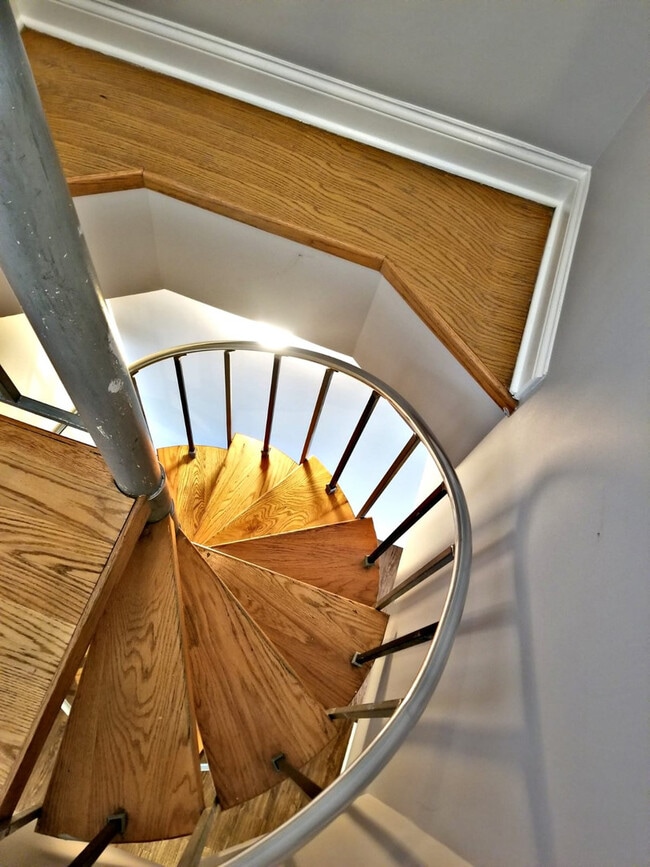 Building Photo - Three Bedroom Unit in South Shore