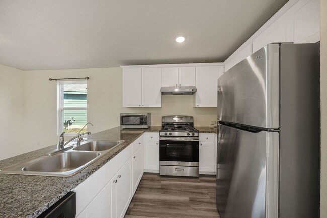 Building Photo - 4 Bedroom/2.5 Bath Elm Valley Subdivision