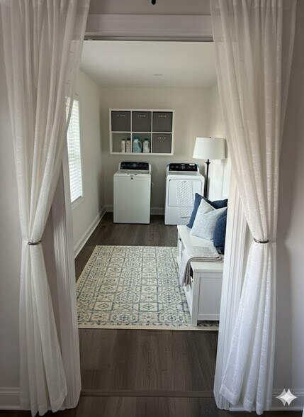 Building Photo - 2827 E 5th Ave