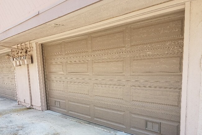 garage door - 4541 Alla Rd