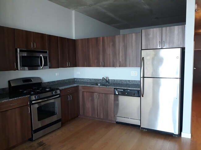 Building Photo - One bedroom Loft appartment with Lake Views!