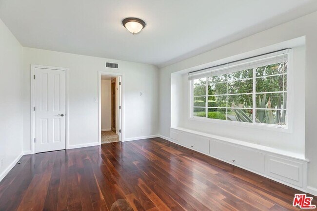 Building Photo - 4221 W Toluca Lake Ln