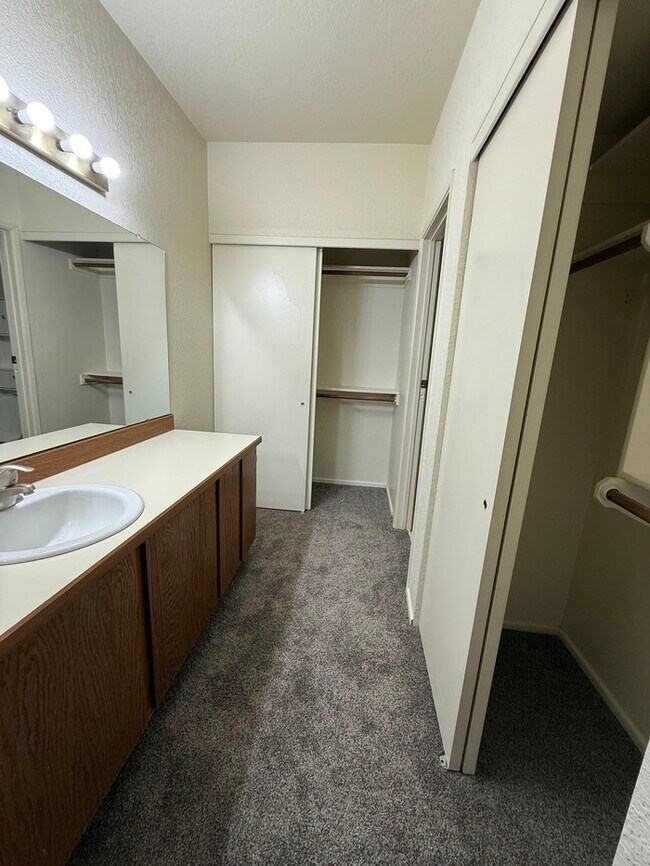 Building Photo - APARTMENT FOR RENT