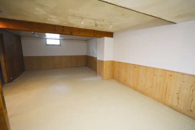 Building Photo - Beautiful 4 Bedroom With Modern and Unique...