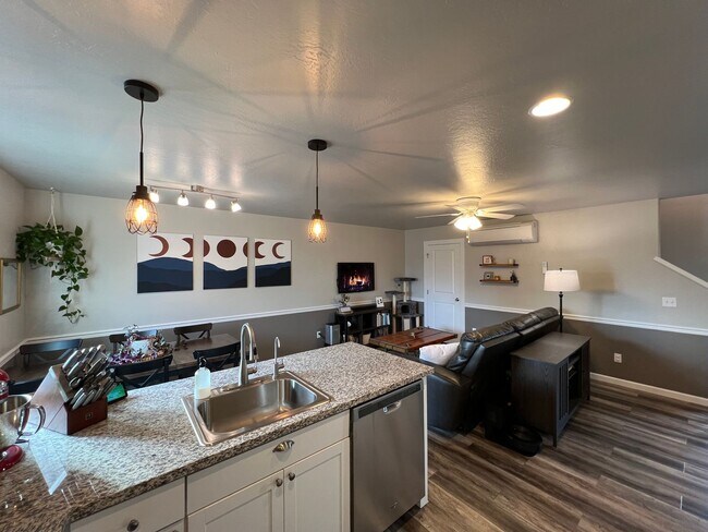 Building Photo - Cozy & Spacious Townhome for Rent