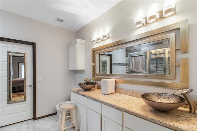 Building Photo - 30 Queens Ave