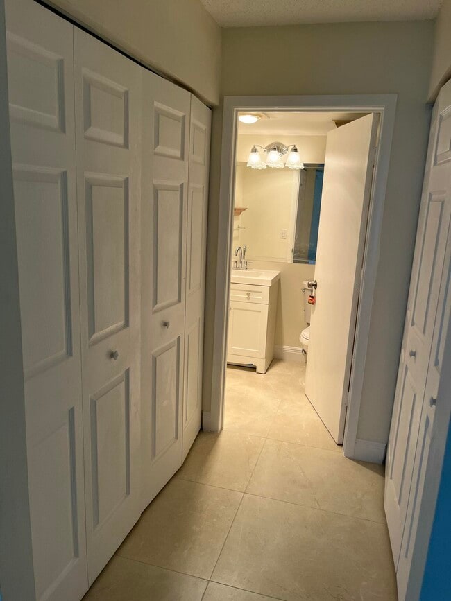 Building Photo - 1012 Green Pine Blvd