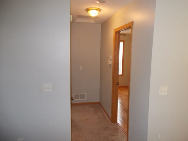 Building Photo - 3 Bedroom, 1 Bathroom Home.