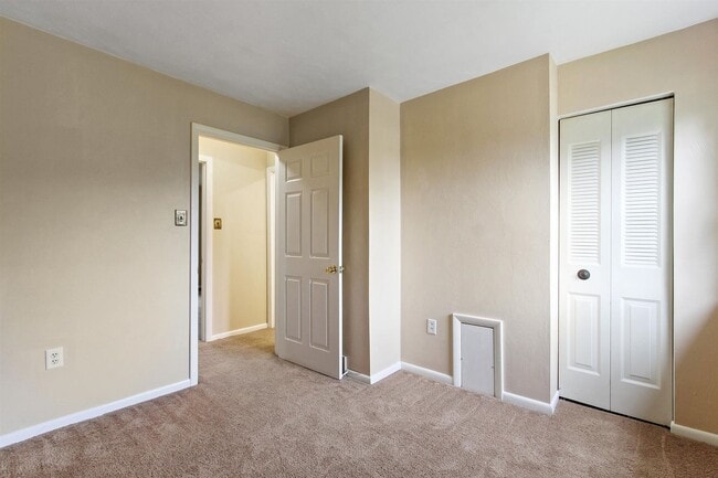 Building Photo - Coming Soon - 2 Bedrooms 1 bath - Dallasto...