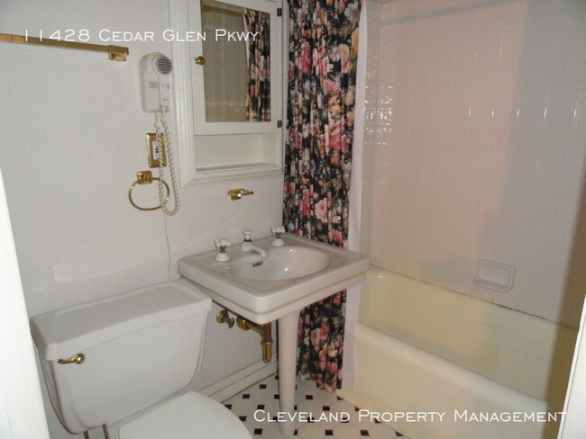 Building Photo - Upscale Cedar Glen Cleveland Condo