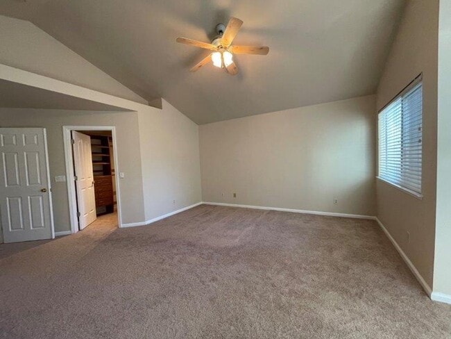 Building Photo - Large Open 4 Bedroom