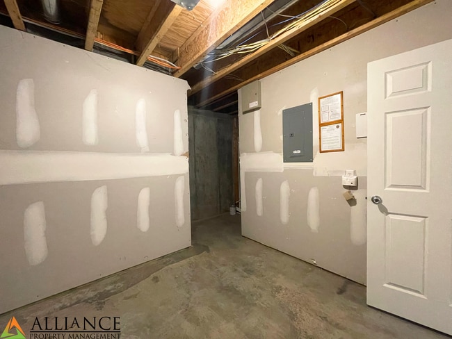 Building Photo - West Side Townhome!