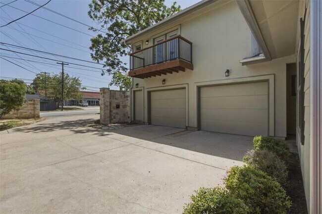 Building Photo - 1315 W Anderson Ln.
