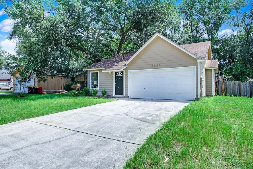 FRONT YARD - 6423 Sable Woods Dr E