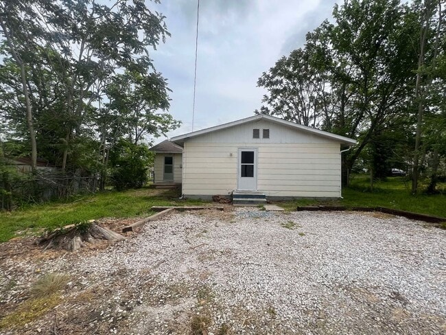 Building Photo - COMING SOON: Spacious 3BR/2BA Home In Webb City, MO with shed and bonus room!!