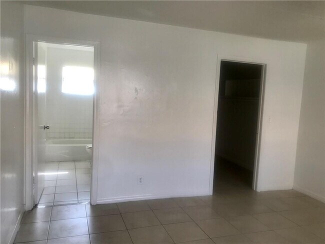 Building Photo - 1038 NW 8th Ave