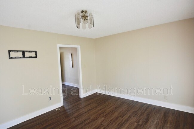 Building Photo - 632 White Oak Dr