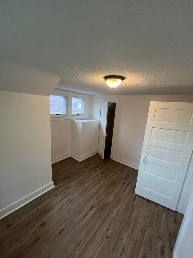 Building Photo - 3-Bed Home w/ Driveway & Enclosed Porches – Convenient Rochester Location