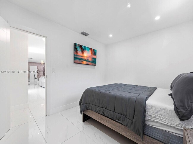 Building Photo - 6951 Miami Lakeway S