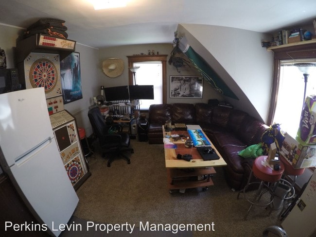 Building Photo - 735 Quincy St NE