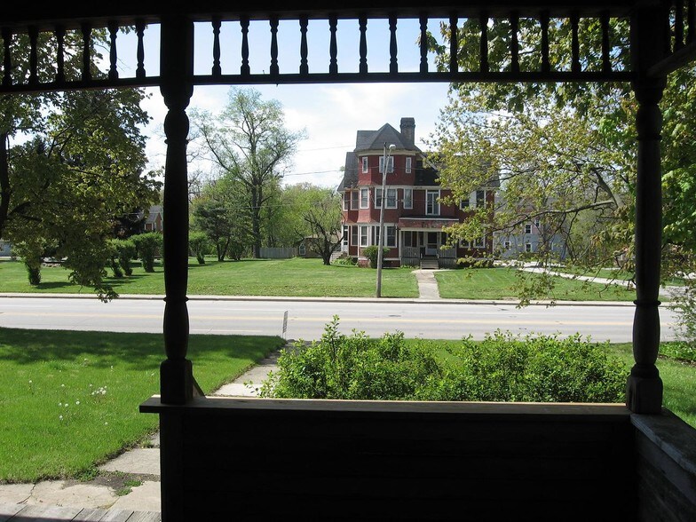 Building Photo - 802 Grand Ave