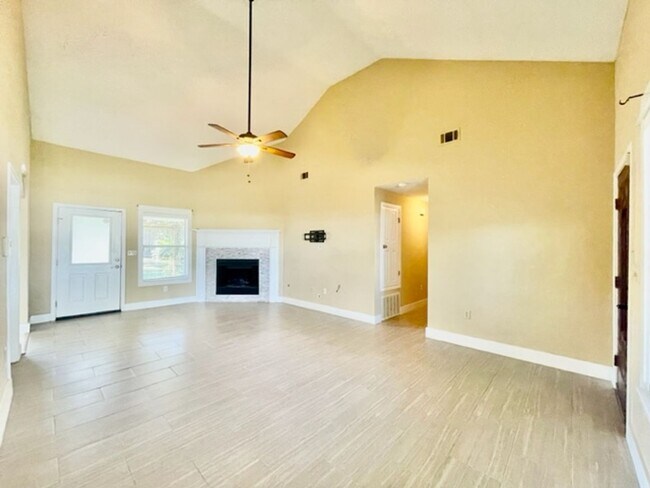 Building Photo - Nice 3 Bedroom Home For Rent - Yard Service Included!