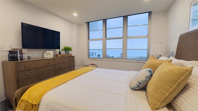 Building Photo - 5161 Collins Ave