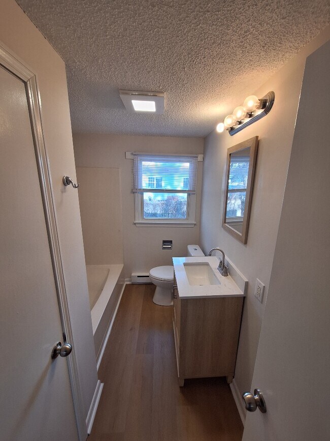 Building Photo - 204 Elm St