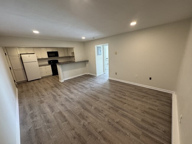 Building Photo - 106 Broad St